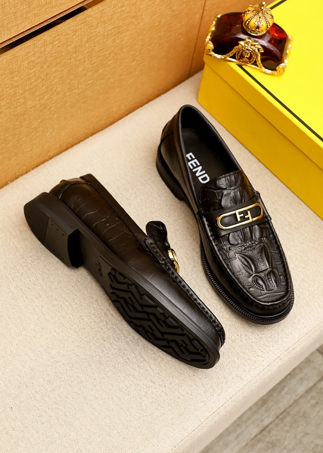 Men's shoes 💰460 💐 Product trademark: FENDI [Fendi] casual leather shoes Regular size: 38-44 (45.46🉑️customized) Product materials: Selected imported first-layer calfskin embossed upper + luxury hardware buckle, imported cow 🐂 lining. Strong three-dimensional visual effect, original outsole color: 1⃣️color optional